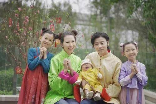 夏：沙漠之旅的温馨与欢乐开元棋牌蔡少芬携家人游宁(图1)